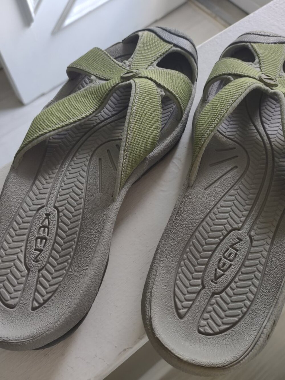 Keen slip on sandals - size 8.5 - comfortable arch support - flip flop - green - Picture 3 of 6